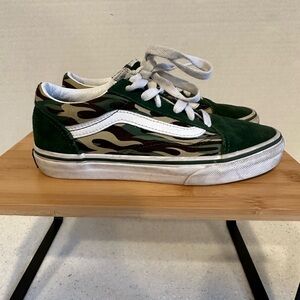 Vans Kid’s Size 2.5 canvas & Suede Camo Lace up Shoes. Green, brown, and tan.